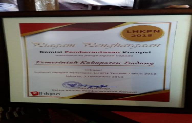 Kabupaten Badung meraih penghargaan sebagai instansi dengan penerapan LHKPN terbaik 2018 oleh KPK 